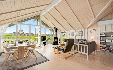 Märta - 250M from the Sea: Indretning, Træ, Loft, Møbel, Gulvbelægning, Etage, Hjem, Trægulve, Stol, Stue