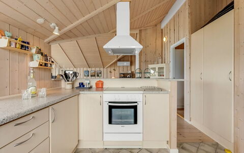 Märta - 250M from the Sea: Køkken, Countertop, Køkken Apparat, Indretning, Gulvbelægning, Træ, Større Bandage, Loft, Cabinetry, Etage