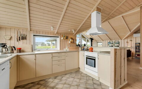 Märta - 250M from the Sea: Køkken, Indretning, Gulvbelægning, Træ, Loft, Countertop, Etage, Cabinetry, Køkken Apparat, Møbel