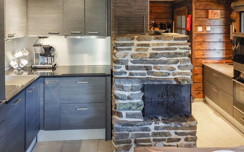 Karhunkelo: Køkken, Træ, Gulvbelægning, Indretning, Countertop, Møbel, Cabinetry, Køkken Apparat, Etage, Hjem