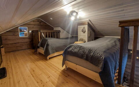 Karhunkelo: Træ, Soveværelse, Etage, Møbel, Gulvbelægning, Seng, Loft, Indretning, Værelse, Belysning