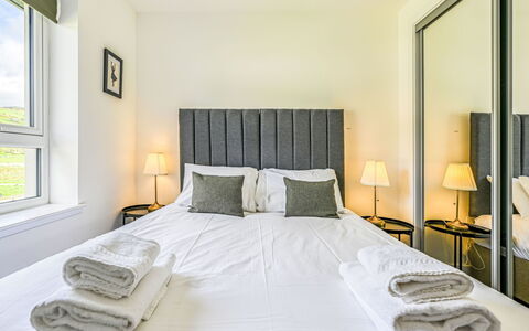 Craigmonie Apartment: Seng, Soveværelse, Sengetøj, Sengetøj, Møbel, Indretning, Gulvbelægning, Etage, Bed Frame, Hjem