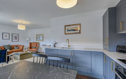 Craigmonie Apartment: Gulvbelægning, Indretning, Træ, Loft, Etage, Møbel, Køkken, Countertop, Cabinetry, Belysning