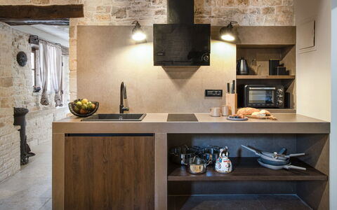 Botra Maria Luxury: Cabinetry, Countertop, Ejendom, Møbel, Træ, Reoler, Køkken, Indretning, Komfur, Bygning