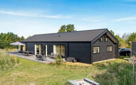 Jale - 900M from the Sea: Møbel, Indretning, Gulvbelægning, Etage, Loft, Værelse, Stol, Bord, Lejlighed, Køkken & Spisebord