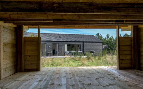 Jale - 900M from the Sea: Møbel, Indretning, Gulvbelægning, Etage, Loft, Værelse, Stol, Bord, Lejlighed, Køkken & Spisebord