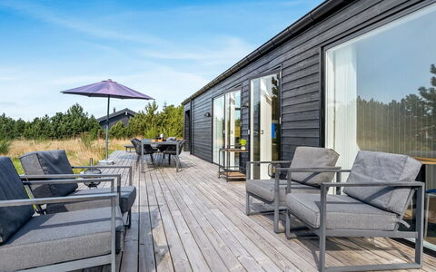 Jale - 900M from the Sea: Møbel, Indretning, Gulvbelægning, Etage, Loft, Værelse, Stol, Bord, Lejlighed, Køkken & Spisebord