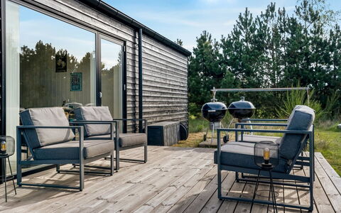Jale - 900M from the Sea: Møbel, Indretning, Gulvbelægning, Etage, Loft, Værelse, Stol, Bord, Lejlighed, Køkken & Spisebord