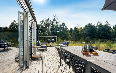Jale - 900M from the Sea: Møbel, Indretning, Gulvbelægning, Etage, Loft, Værelse, Stol, Bord, Lejlighed, Køkken & Spisebord