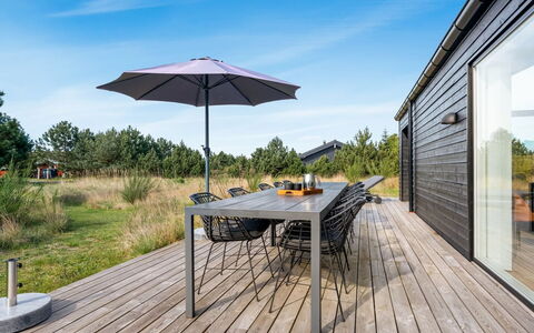 Jale - 900M from the Sea: Møbel, Indretning, Gulvbelægning, Etage, Loft, Værelse, Stol, Bord, Lejlighed, Køkken & Spisebord