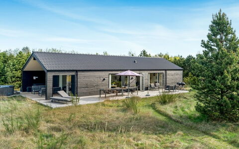 Jale - 900M from the Sea: Møbel, Indretning, Gulvbelægning, Etage, Loft, Værelse, Stol, Bord, Lejlighed, Køkken & Spisebord