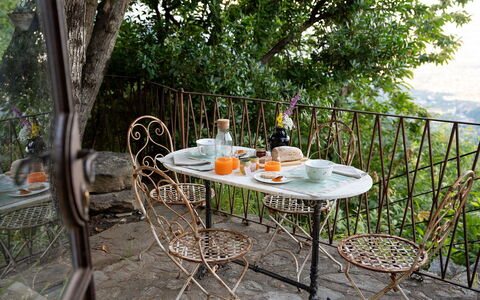 La Casa Sul Forte: Bord, Møbel, Plante, Udendørs Bord, Stol, Bordservice, Udendørs Møbler, Træ, Ejendom, Træ