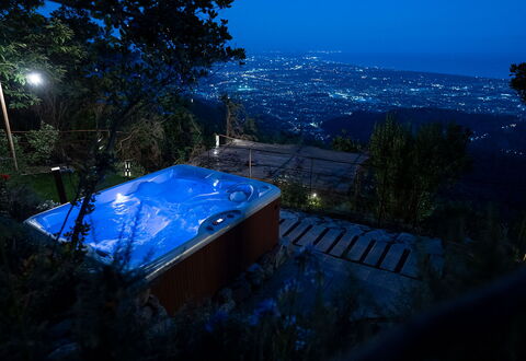 La Casa Sul Forte: Himmel, Plante, Blå, Træ, Bygning, Svømmepøl, Skygge, Landskab, Tag, Fritid