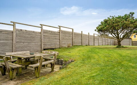 Maelle - 150M from the Sea: Træ, Hegn, Skygge, Planke, Home Fencing, Hårdttræ, Landscaping, Udendørs Møbler, Bejdse