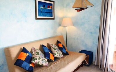 Club Nautic 124.17: Værelse, Møbel, Indretning, Ejendom, Væg, Stue, Soveværelse, Couch, Studio Couch, Etage