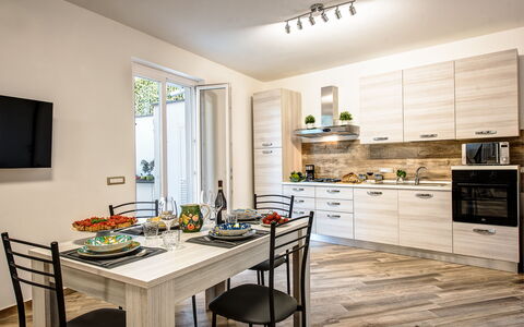 Clementine Country House: Cabinetry, Bord, Countertop, Ejendom, Møbel, Køkken, Træ, Indretning, Komfur, Gulvbelægning