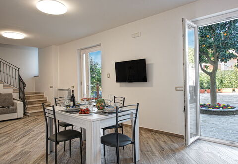 Clementine Country House: Bord, Møbel, Ejendom, Stol, Træ, Indretning, Plante, Gulvbelægning, Etage