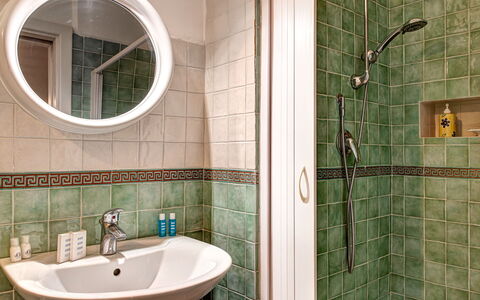 Apt Blu Mare Sorrento Coast: Spejl, Tap, Sanitærarmatur, Brusehoved, Ejendom, Håndvask, Grøn, Badeværelsesvask, Badeværelse, Brusepanel