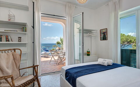 Apt Blu Mare Sorrento Coast: Møbel, Ejendom, Blå, Komfort, Azure, Belysning, Indretning, Skygge, Vindue, Stol