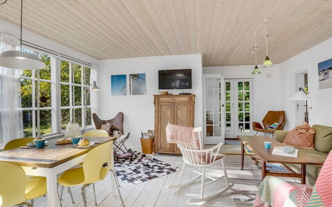 Aleta - 300M from the Sea: Bygning, Hus, Boligområde, Hjem, Busk, Tag, Sommerhus, Estate, Have