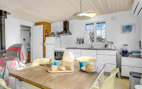 Aleta - 300M from the Sea: Møbel, Indretning, Gulvbelægning, Køkken, Træ, Loft, Etage, Stol, Countertop, Køkken & Spisebord