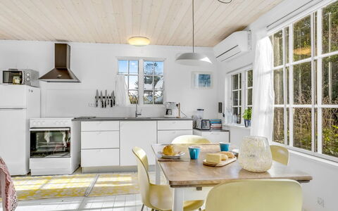 Aleta - 300M from the Sea: Køkken, Møbel, Indretning, Gulvbelægning, Køkken Apparat, Countertop, Etage, Loft, Træ, Større Bandage