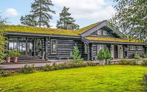 Soltun: Vand, Plante, Bygning, Himmel, Azure, Træ, Svømmepøl, Vindue, Græs, Fritid