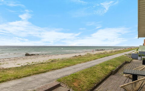 Aswith - 5M from the Sea: Møbel, Indretning, Lejlighed, Gulvbelægning, Etage, Bord, Stol, Værelse, Hjem, Køkken & Spisebord