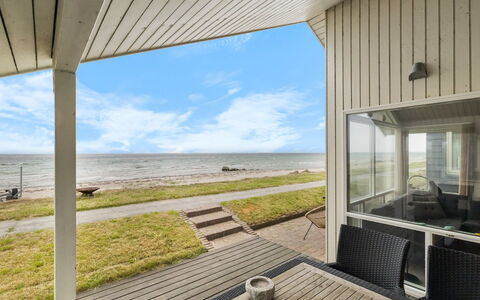 Aswith - 5M from the Sea: Møbel, Indretning, Lejlighed, Gulvbelægning, Etage, Bord, Stol, Værelse, Hjem, Køkken & Spisebord