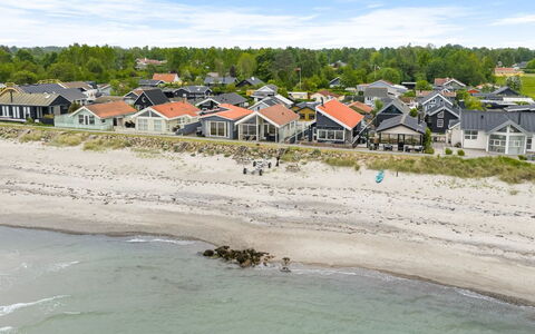 Aswith - 5M from the Sea: Møbel, Indretning, Lejlighed, Gulvbelægning, Etage, Bord, Stol, Værelse, Hjem, Køkken & Spisebord
