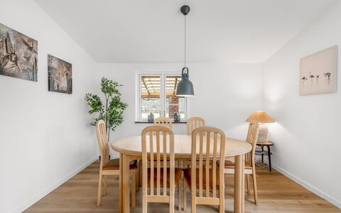 Agla - 2.5Km from the Sea: Møbel, Gulvbelægning, Indretning, Træ, Etage, Loft, Trægulve, Stol, Bord, Spisestue