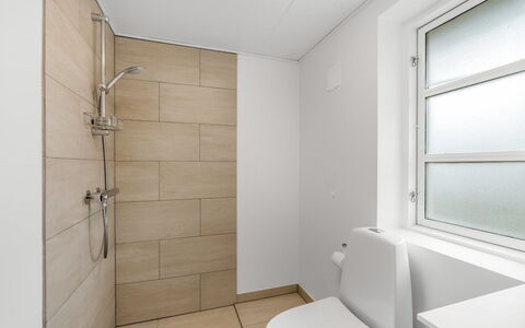 Agla - 2.5Km from the Sea: Toiletbræt, Badeværelse, Gulvbelægning, Toilet, Etage, Sanitærarmatur, Væg, Indretning, Vvs, Værelse