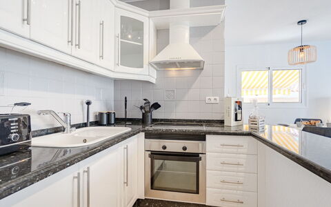 Mila Moon: Cabinetry, Countertop, Håndvask, Køkkenvask, Ejendom, Komfur, Tap, Køkken, Husholdningsapparat, Indretning