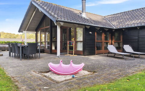 Kaarina - 250M from the Sea: Møbel, Indretning, Gulvbelægning, Etage, Loft, Værelse, Stol, Bord, Lejlighed, Køkken & Spisebord