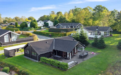 Kaarina - 250M from the Sea: Møbel, Indretning, Gulvbelægning, Etage, Loft, Værelse, Stol, Bord, Lejlighed, Køkken & Spisebord