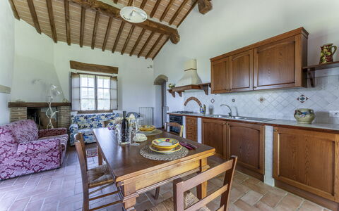 Marcigliana Cottage, Pool, Radicondoli: Møbel, Ejendom, Cabinetry, Countertop, Bygning, Bord, Træ, Vindue, Couch, Indretning