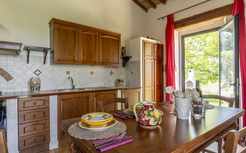 Marcigliana Cottage, Pool, Radicondoli: Cabinetry, Møbel, Ejendom, Bord, Countertop, Vindue, Træ, Køkken, Bygning