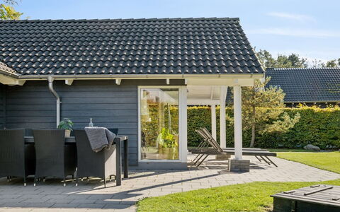 Solborg - 800M from the Sea: Hus, Hjem, Dør, Tag, Sommerhus, Estate, Have, Skygge, Sidespor, Gård