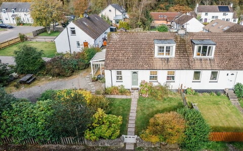 Jenkins Cottage: Plante, Ejendom, Bygning, Vindue, Land Lot, Træ, Hus, Sommerhus, Kvarter, Urban Design