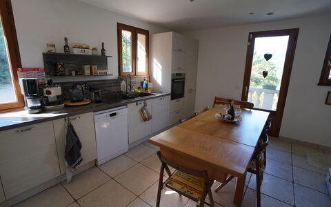 Lou Lann Vras: Møbel, Køkken, Gulvbelægning, Countertop, Træ, Cabinetry, Indretning, Køkken Apparat, Etage, Værelse