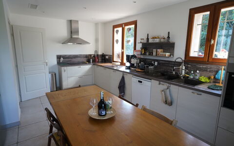 Lou Lann Vras: Køkken, Countertop, Møbel, Køkken Apparat, Cabinetry, Gulvbelægning, Træ, Indretning, Større Bandage, Køkkenvask