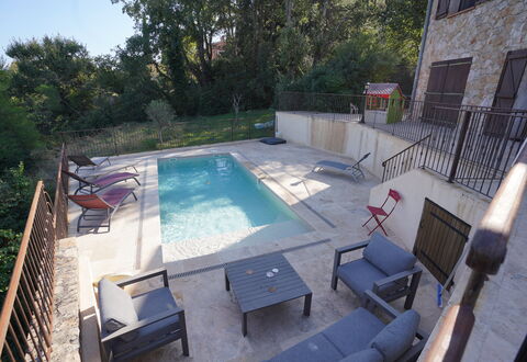 Lou Lann Vras: Svømmepøl, Udendørs Møbler, Møbel, Kompositmateriale, Udvej, Liggestol, Stol, Paraply, Flise, Skygge