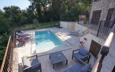 Lou Lann Vras: Svømmepøl, Udendørs Møbler, Møbel, Kompositmateriale, Udvej, Liggestol, Stol, Paraply, Flise, Skygge