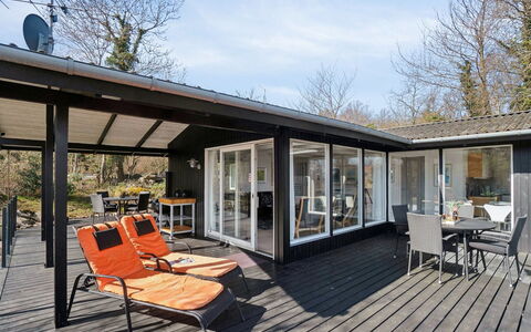 Caren - 75M from the Sea: Møbel, Indretning, Gulvbelægning, Etage, Loft, Værelse, Stol, Bord, Lejlighed, Køkken & Spisebord