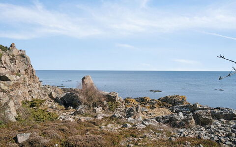 Caren - 75M from the Sea: Møbel, Indretning, Gulvbelægning, Etage, Loft, Værelse, Stol, Bord, Lejlighed, Køkken & Spisebord