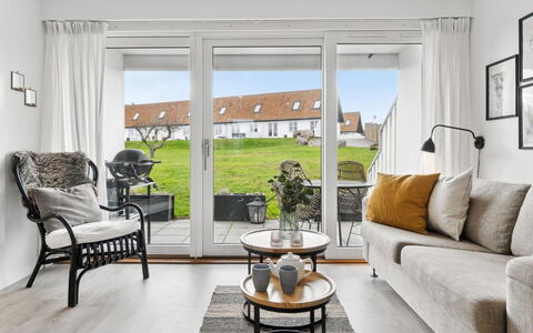 Jesper - 350M from the Sea: Møbel, Indretning, Gulvbelægning, Couch, Træ, Etage, Hjem, Stue, Værelse, Lejlighed