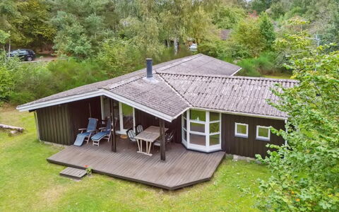 Zezilie - 125M from the Sea: Møbel, Indretning, Gulvbelægning, Etage, Loft, Værelse, Stol, Bord, Lejlighed, Køkken & Spisebord