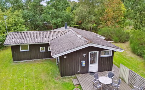 Zezilie - 125M from the Sea: Møbel, Indretning, Gulvbelægning, Etage, Loft, Værelse, Stol, Bord, Lejlighed, Køkken & Spisebord
