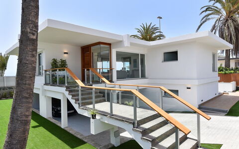 Blue Ocean: Himmel, Daytime, Bygning, Plante, Træ, Vindue, Urban Design, Hus, Ejerlejlighed, Træ