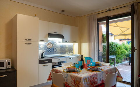Tortoreto Lido 600: Møbel, Bord, Cabinetry, Plante, Belysning, Countertop, Indretning, Træ, Etage, Køkken